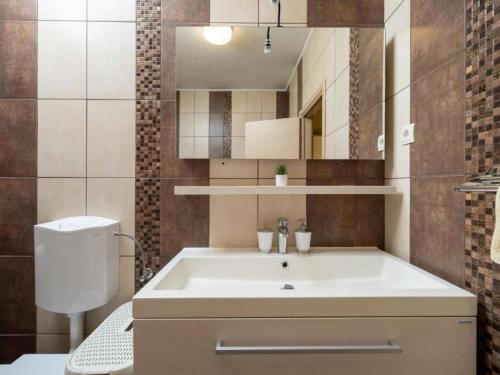 Un baño de Four Bedroom Villa, Terrace, Pool