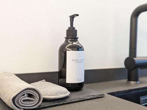 een fles zeep op een aanrecht naast een wastafel bij Villa Sembenini Loft in Riva del Garda