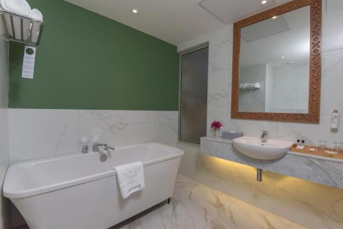 Kamar mandi di Golden Tulip Zanzibar Airport Hotel & Spa