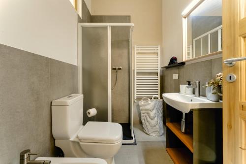 un bagno con un water e un lavandino di Residence La Corte - Bilocale 5 a Novara