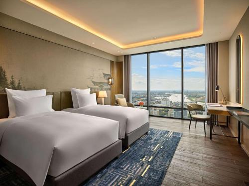 Postel nebo postele na pokoji v ubytování Pullman Hai Phong Grand Hotel