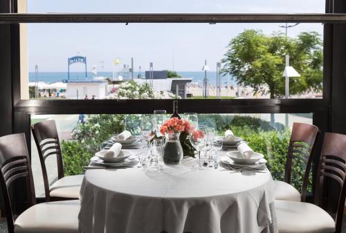 Un restaurante o sitio para comer en Hotel Baltic Riccione-Fronte Mare
