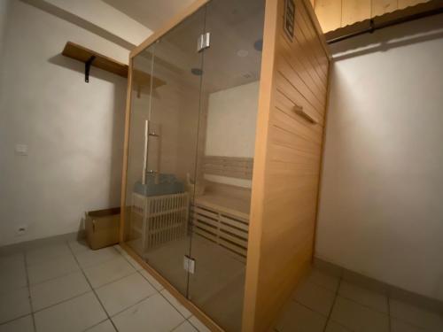 La salle de bains est pourvue d'une douche en verre avec un banc. dans l'établissement Superbe chalet 15 pers. avec spa, sauna, proche télécabine et centre, équipements complets - FR-1-679-17, à Morzine