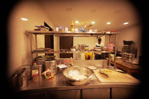 Η κουζίνα ή μικρή κουζίνα στο The Flamboyant Natraj