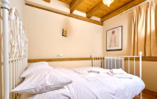 Postel nebo postele na pokoji v ubytování Rustic Stone House