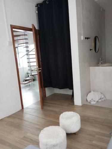 Ένα μπάνιο στο Cosy house with pool