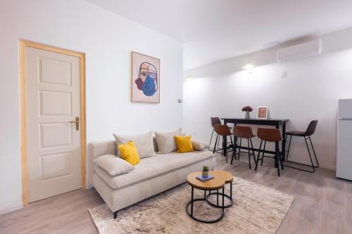 Central n' Cozy T8 Apartment w' 2BEDRM 1066 Budapest, Teréz körút 8 kép - 3