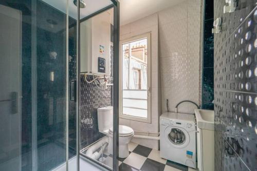 La salle de bains est pourvue de toilettes et d'un lave-linge. dans l'établissement Le Samba de Marcel, sur Saint Denis, à Saint-Denis