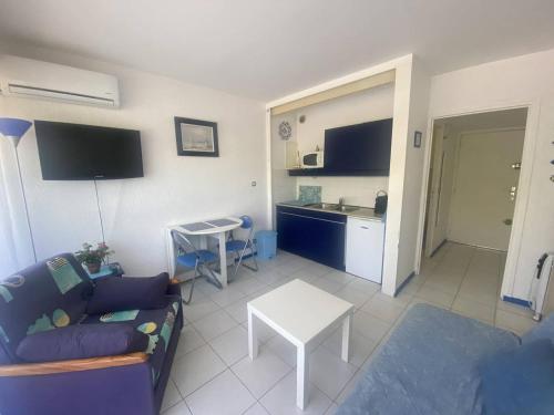 Η κουζίνα ή μικρή κουζίνα στο AS13647- Studio dans résidence avec Piscine et climatisation