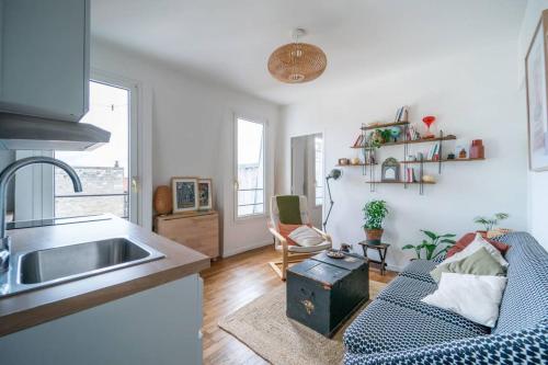 Il dispose d'une cuisine et d'un salon avec un canapé et un évier. dans l'établissement Le Samba de Marcel, sur Saint Denis, à Saint-Denis