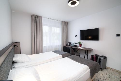 Una cama o camas en una habitación de Antares Hotel