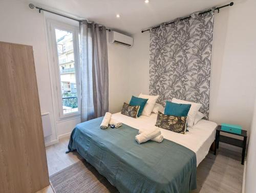 une chambre avec un lit et une fenêtre dans l'établissement FRGK 