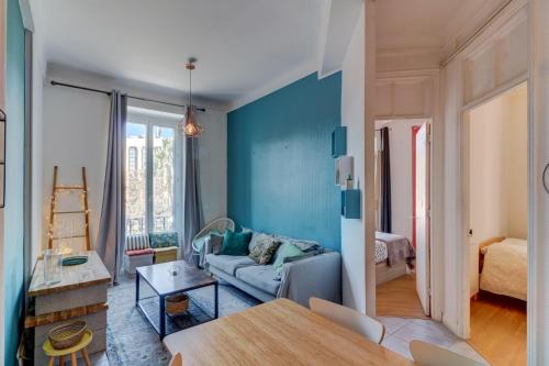 un salon avec un canapé et une table dans l'établissement Lovely 2 bedroom Apartment in Nice with Balcony, à Nice