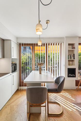 a kitchen and dining room with a table and chairs at Charmant Appart, terrasse verdoyante, proche Paris in Saint-Maur-des-Fossés