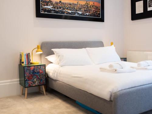 Ένα ή περισσότερα κρεβάτια σε δωμάτιο στο Modern 1Bed Apartment supercentral