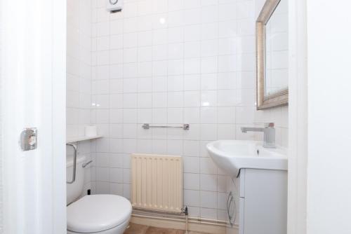 Ένα μπάνιο στο 4 Bedroom Family Home In South East London