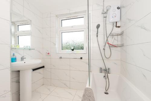 Ένα μπάνιο στο 4 Bedroom Family Home In South East London