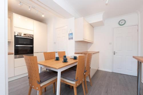 Η κουζίνα ή μικρή κουζίνα στο 4 Bedroom Family Home In South East London