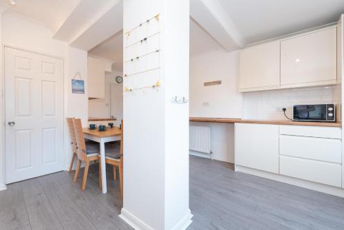Η κουζίνα ή μικρή κουζίνα στο 4 Bedroom Family Home In South East London