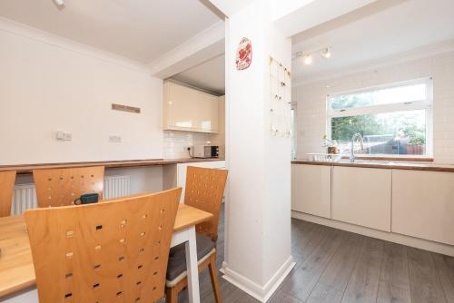 Η κουζίνα ή μικρή κουζίνα στο 4 Bedroom Family Home In South East London