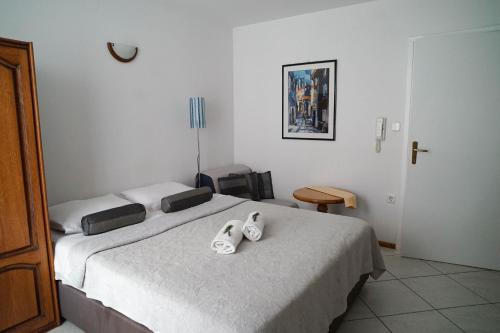 Postel nebo postele na pokoji v ubytování Apartments and Rooms Degra