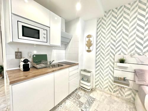 PLA - Modern Studio with Private Terrace and AC - 2 min from the Train Station
