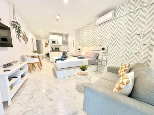 PLA - Modern Studio with Private Terrace and AC - 2 min from the Train Station
