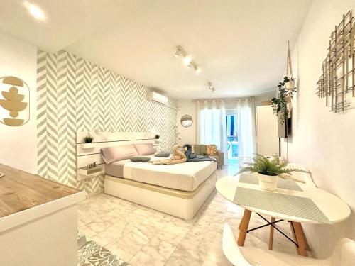 PLA - Modern Studio with Private Terrace and AC - 2 min from the Train Station