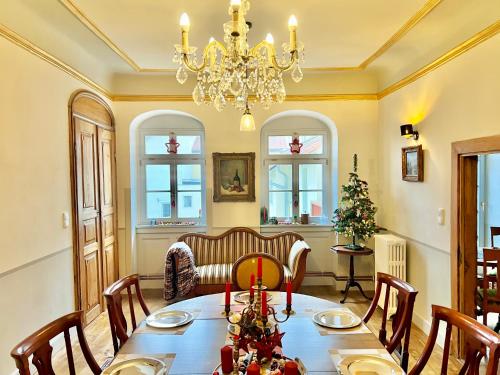 Posezení v ubytování Oswald Hempel 5 Zimmermaisonette und 3 Zimmer Loftwohnung