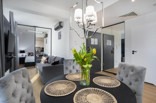 a dining room with a table and chairs at Aparthotel City Break Plac Wolności 6 in Poznań