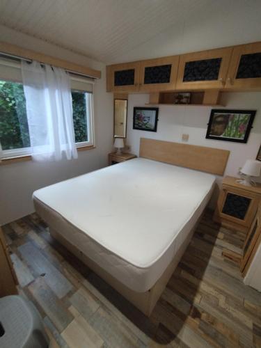 Ένα ή περισσότερα κρεβάτια σε δωμάτιο στο camping proche du Touquet