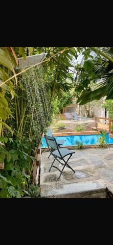 une chaise noire assise à côté de la piscine dans l'établissement Maison familiale charmante, à Borgo