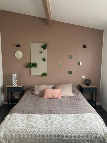 - une chambre avec un grand lit et 2 tables dans l'établissement Maison familiale charmante, à Borgo