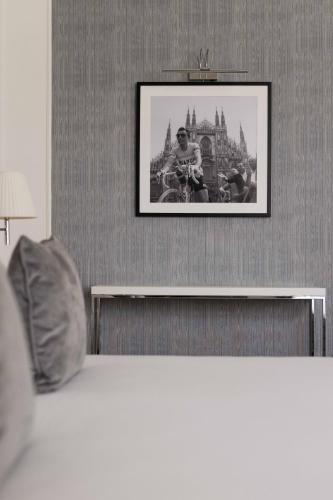 a living room with a picture on the wall at Grand Hotel Fasano in Gardone Riviera
