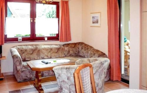 un salon avec un canapé et une table dans l'établissement Ferienwohnung Karlshagen, à Karlshagen