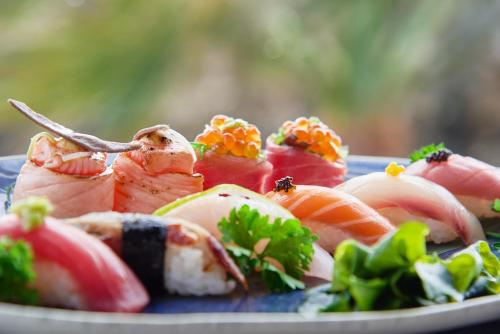 ホテルの敷地内または近くでの食事または食べ物