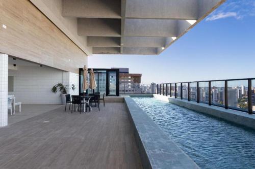 um prédio com uma piscina no topo em Flat Central todo equipado! em Recife