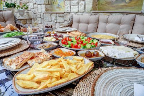 een tafel met veel borden eten erop bij Cappadocia Kemer Palace in Urgup