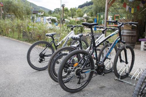 - un groupe de vélos garés l'un à côté de l'autre dans l'établissement Glamping Ornans, à Ornans