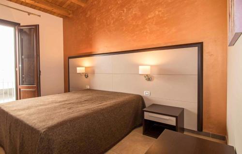 Кровать или кровати в номере Nice Apartment In Mazzarino With Wifi