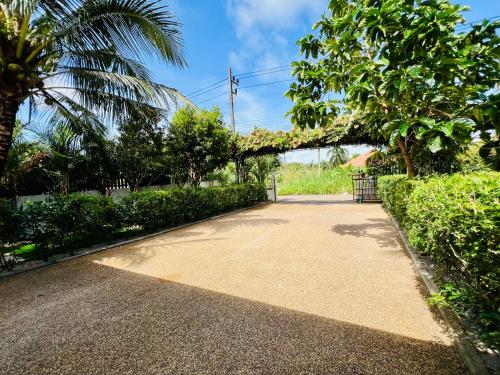 Κήπος έξω από το Khaolak Alisa House