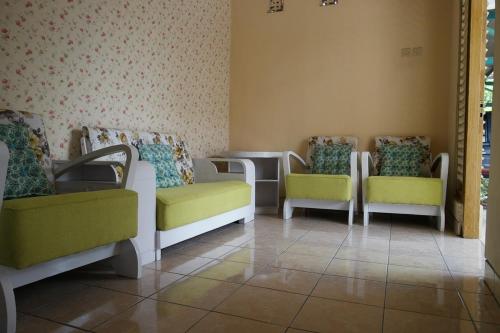 Griya Kulon في سيمارانغ: غرفة انتظار بثلاث كراسي وطاولة