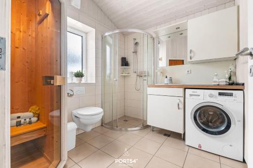 La salle de bains est pourvue de toilettes et d'un lave-linge. dans l'établissement Ferienhaus Waldpalast - Sankt Andreasberg im Harz, à Sankt-Andreasberg