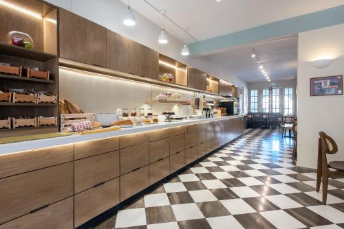 Una cocina o zona de cocina en OPERA BLUE Hotel Gouvia Corfu