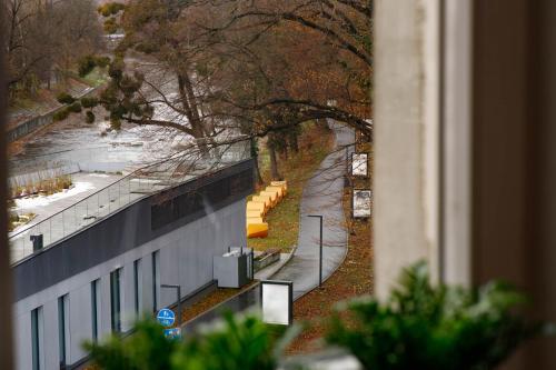 an overhead view of a building with benches on the ground at Apartament na Granicy 5 in Cieszyn