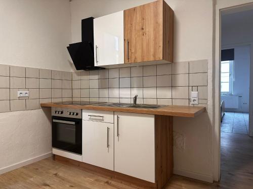 une cuisine avec un évier et un plan de travail dans l'établissement Ferienwohnung im Herzen von Betzdorf, à Betzdorf