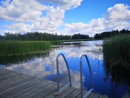 Domek nad jeziorem z prywatnym pomostem