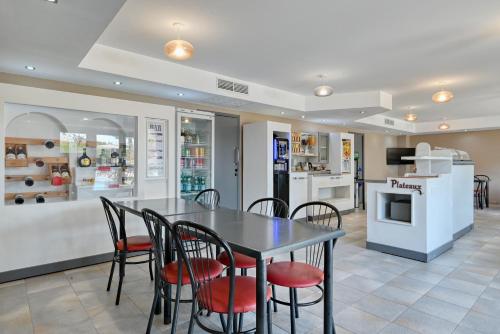 Kuchyň nebo kuchyňský kout v ubytování Villa Martégale Hôtel Restaurant