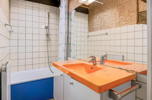 un baño con dos lavabos y una ducha en Konijnenhof 5 V4P, en Oostduinkerke