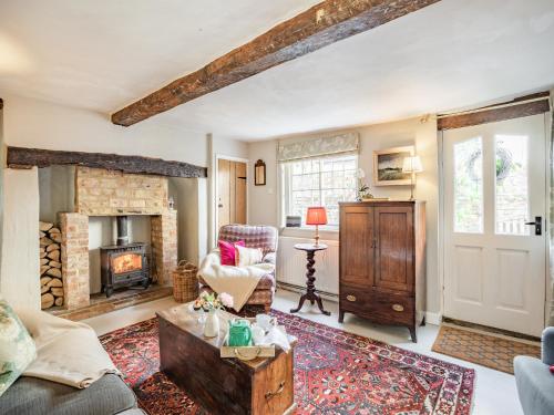 a living room with a couch and a fireplace at Uk44005 - Carters Yard in Kimbolton